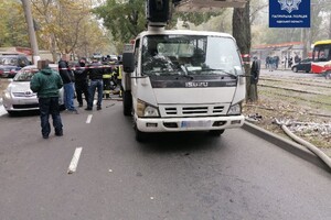 Утро не задалось: в Одессе Subaru протаранило три авто и перевернулось фото 2