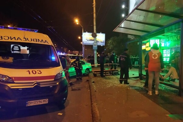 В Одессе автомобиль снес людей на автобусной остановке: виновника аварии задержали в Умани фото