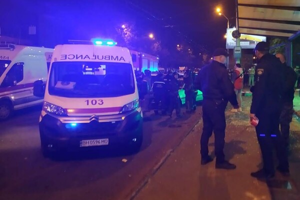 В Одессе автомобиль снес людей на автобусной остановке: четыре человека в больнице фото