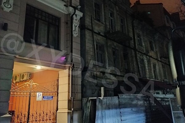 В центре Одессы загорелась заброшенная многоэтажка: есть погибшие фото