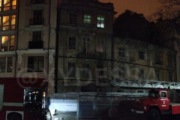 В центре Одессы загорелась заброшенная многоэтажка: есть погибшие фото 1