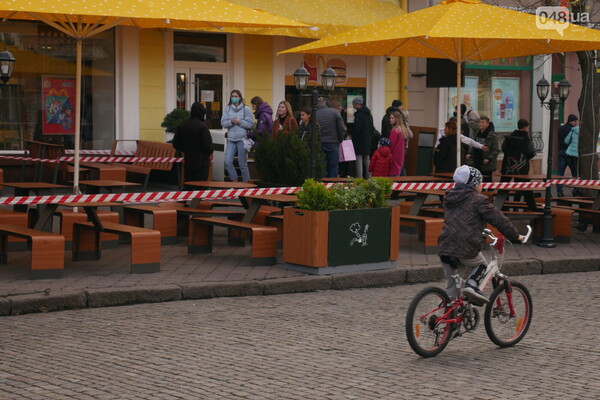 Карантин выходного дня в Одессе: правила нарушили десятки магазинов и кафе фото 1