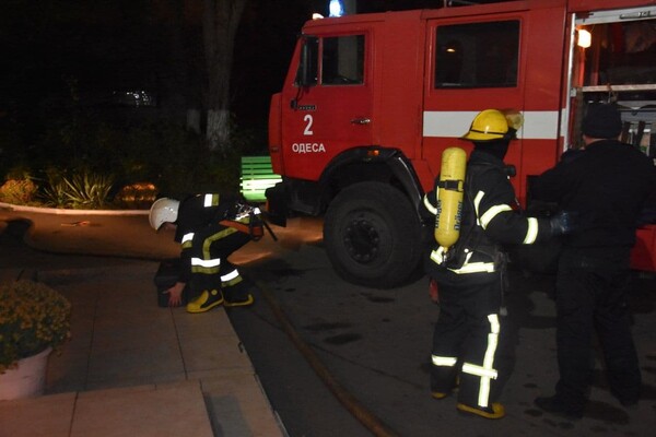 Жаркая ночь: в Одессе горели два автобуса, эвакуатор и комната общежития фото 1