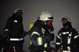 Жаркая ночь: в Одессе горели два автобуса, эвакуатор и комната общежития фото 2