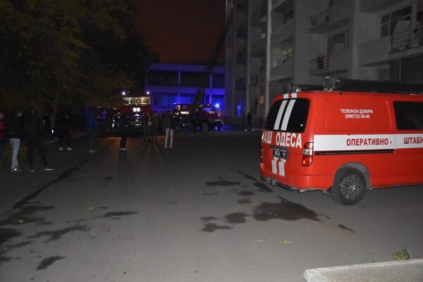 Жаркая ночь: в Одессе горели два автобуса, эвакуатор и комната общежития фото 3