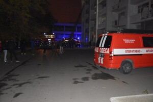 Жаркая ночь: в Одессе горели два автобуса, эвакуатор и комната общежития фото 3