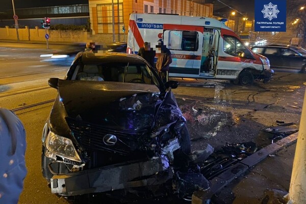 После столкновения с Lexus: в Одессе перевернулась &quot;скорая&quot; с пассажирам фото