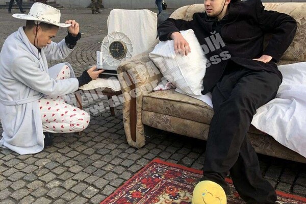 Поставили диван и ванну: на Европейской площади соорудили &quot;квартиру&quot; фото 3