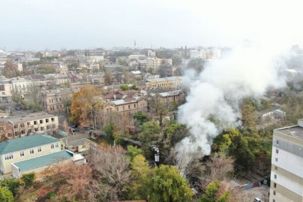 Возможен поджог: на Молдаванке загорелась теплотрасса  фото