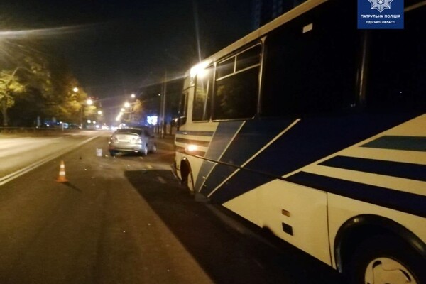 В Одессе произошло серьезное ДТП: водителя вырезали из автомобиля фото