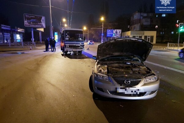 В Одессе произошло серьезное ДТП: водителя вырезали из автомобиля фото 1