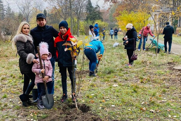 Доброе дело: в Одессе высадили две аллеи магнолий фото 1