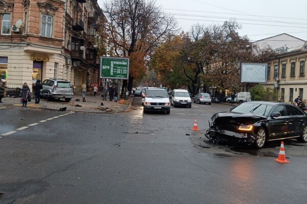 В центре Одессы произошло серьезное ДТП: авто отбросило на тротуар (обновлено) фото