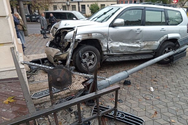 В центре Одессы произошло серьезное ДТП: авто отбросило на тротуар (обновлено) фото 2