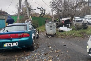 В ДТП на Таирова перевернулся автомобиль: есть пострадавшие фото 1