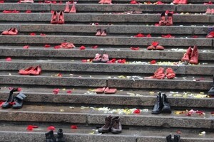 На Потемкинской лестнице выставили десятки красных башмаков: что это значит фото 2
