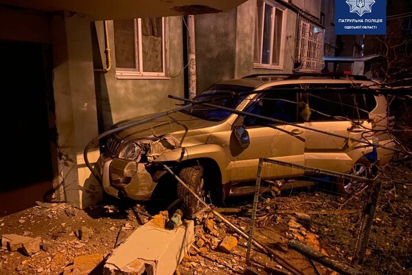 Убегал от копов и врезался в подъезд: ночью в Одессе ловили пьяного водителя фото