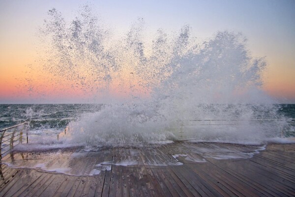 Декабрьский шторм: одесситы наслаждаются бушующим морем фото 2
