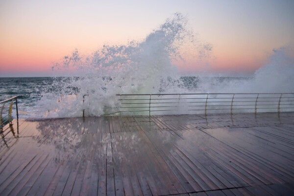 Декабрьский шторм: одесситы наслаждаются бушующим морем фото 3