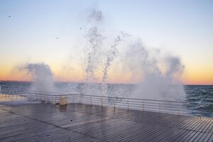 Декабрьский шторм: одесситы наслаждаются бушующим морем фото 4