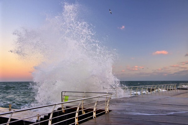 Декабрьский шторм: одесситы наслаждаются бушующим морем фото 5