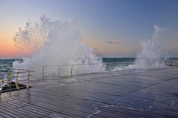 Декабрьский шторм: одесситы наслаждаются бушующим морем фото 6