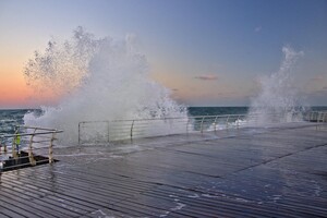 Декабрьский шторм: одесситы наслаждаются бушующим морем фото 6