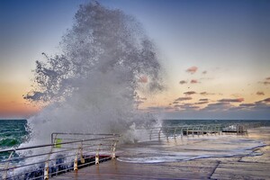 Декабрьский шторм: одесситы наслаждаются бушующим морем фото 7