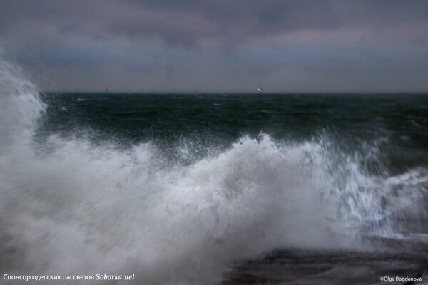 Декабрьский шторм: одесситы наслаждаются бушующим морем фото 8
