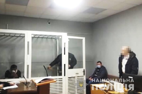 Стреляли по колесам: в Одесской области мужчина уcтроил дебош на почте фото