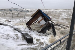 Потоп, поваленные столбы и заборы: как выглядит Кирилловка после шторма (видео с высоты) фото 2