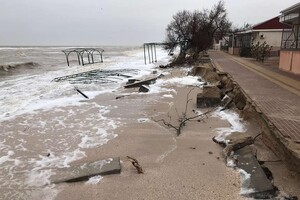 Потоп, поваленные столбы и заборы: как выглядит Кирилловка после шторма (видео с высоты) фото 3
