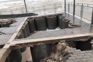 Потоп, поваленные столбы и заборы: как выглядит Кирилловка после шторма (видео с высоты) фото 5