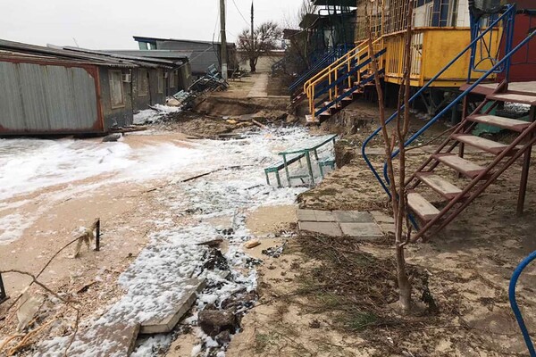 Потоп, поваленные столбы и заборы: как выглядит Кирилловка после шторма (видео с высоты) фото 6