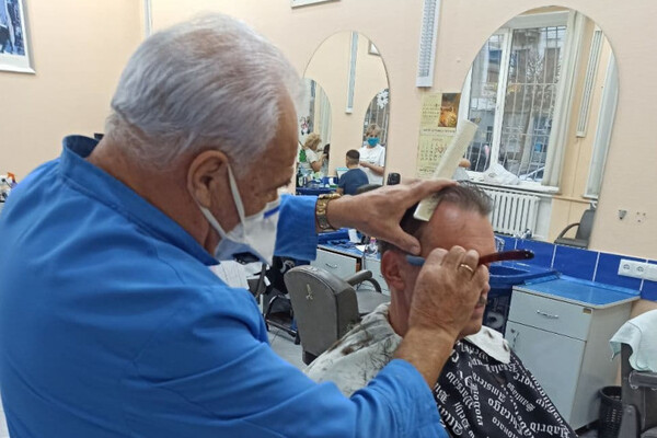 В Одессе нашли самого опытного парикмахера: он работает уже более 76 лет фото