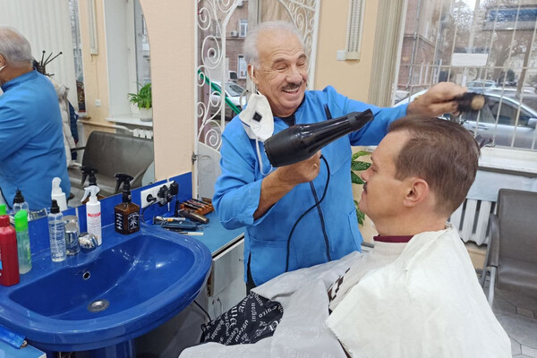 В Одессе нашли самого опытного парикмахера: он работает уже более 76 лет фото 1
