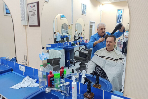 В Одессе нашли самого опытного парикмахера: он работает уже более 76 лет фото 2