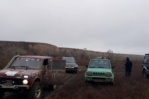 Впечатляющее зрелище: одесские автолюбители устроили заезд на Куяльнике фото 1
