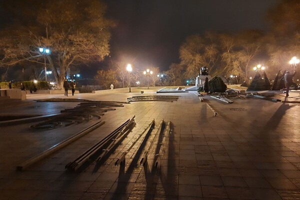 Установка елок, карусель и праздничная подсветка: в Одессе начали подготовку к Новому году фото