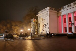 Установка елок, карусель и праздничная подсветка: в Одессе начали подготовку к Новому году фото 2