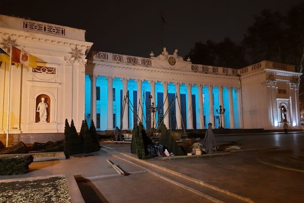 Установка елок, карусель и праздничная подсветка: в Одессе начали подготовку к Новому году фото 1