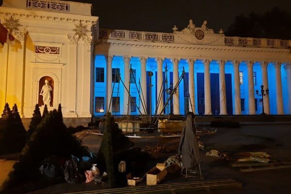 Установка елок, карусель и праздничная подсветка: в Одессе начали подготовку к Новому году фото 6