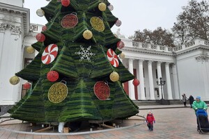 Красота: в Одессе установили главную елку города фото 5