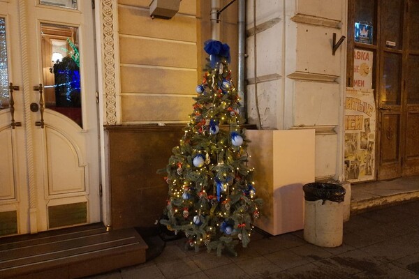 Новогоднее настроение: в Одессе преобразились витрины магазинов и ТЦ фото 1