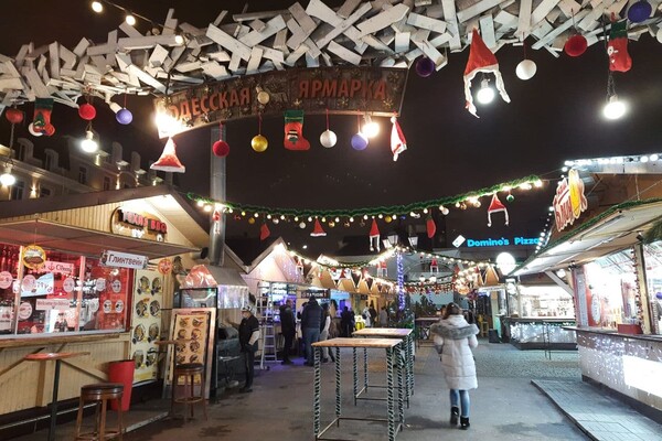 Новогоднее настроение: в Одессе преобразились витрины магазинов и ТЦ фото 23