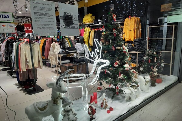 Новогоднее настроение: в Одессе преобразились витрины магазинов и ТЦ фото 26
