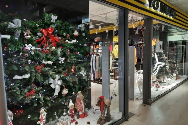 Новогоднее настроение: в Одессе преобразились витрины магазинов и ТЦ фото 29