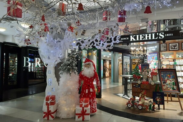 Новогоднее настроение: в Одессе преобразились витрины магазинов и ТЦ фото 32