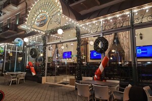 Новогоднее настроение: в Одессе преобразились витрины магазинов и ТЦ фото 34