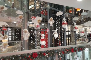 Новогоднее настроение: в Одессе преобразились витрины магазинов и ТЦ фото 35